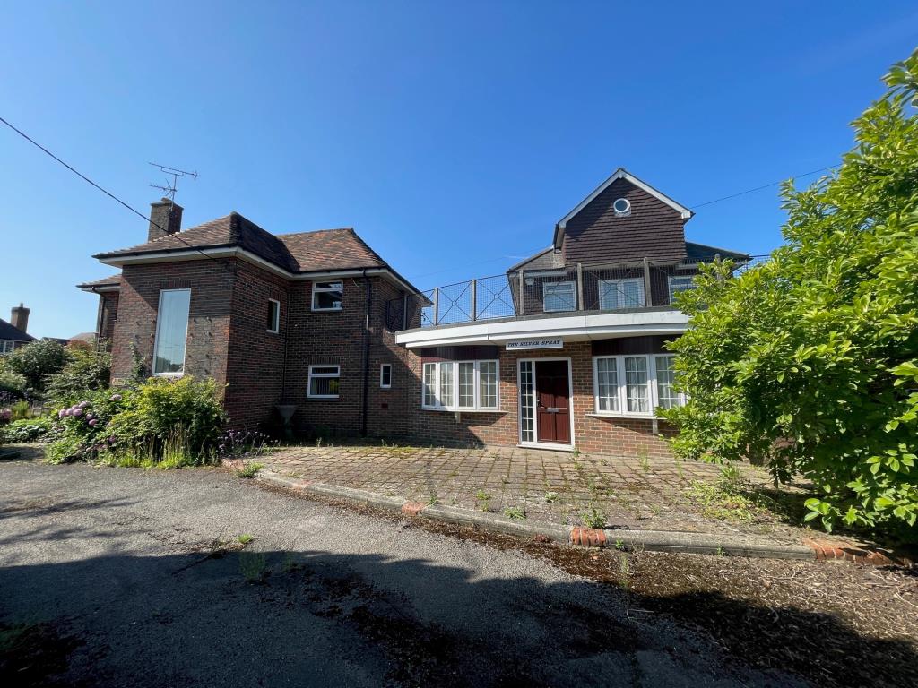 Lot: 142 - TWO ADJACENT PROPERTIES IN OVER ONE ACRE PLOT WITH POTENTIAL - Front of Silver Spray and Lees House